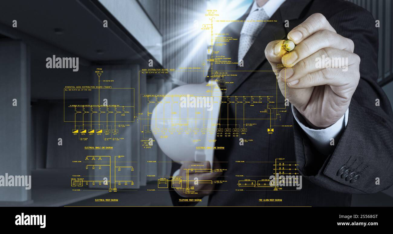 Engineer trace une ligne unique électronique et d'alarme incendie schéma de montage Banque D'Images