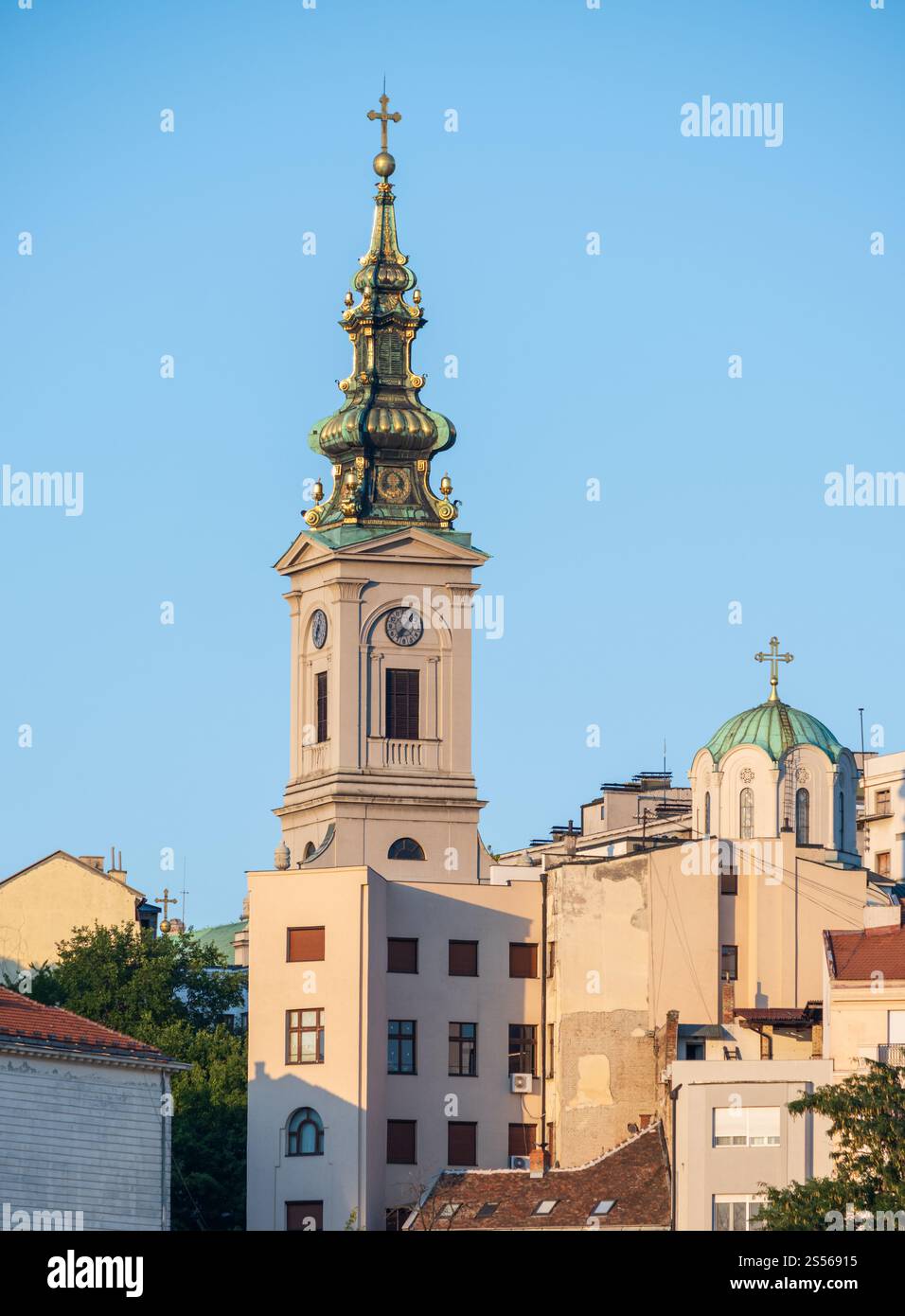 Bel été, église de la cathédrale Michaels vue depuis la rive de la rivière Sava près du pont Brankos (Brankov Most), Serbie. Banque D'Images