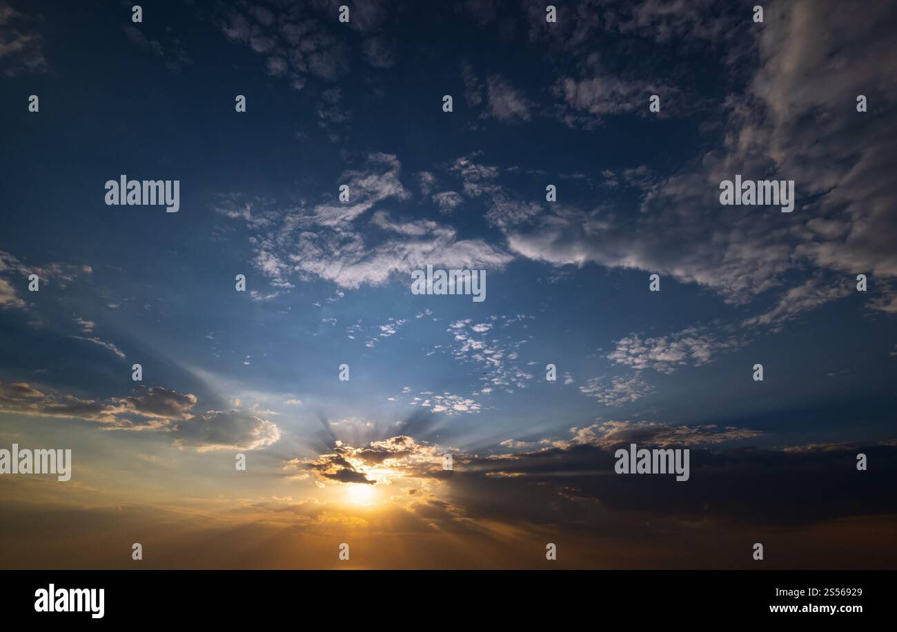 Coucher de soleil d'été panorama du ciel avec nuages colorés en polaire. Soir crépuscule beau temps fond naturel. Banque D'Images