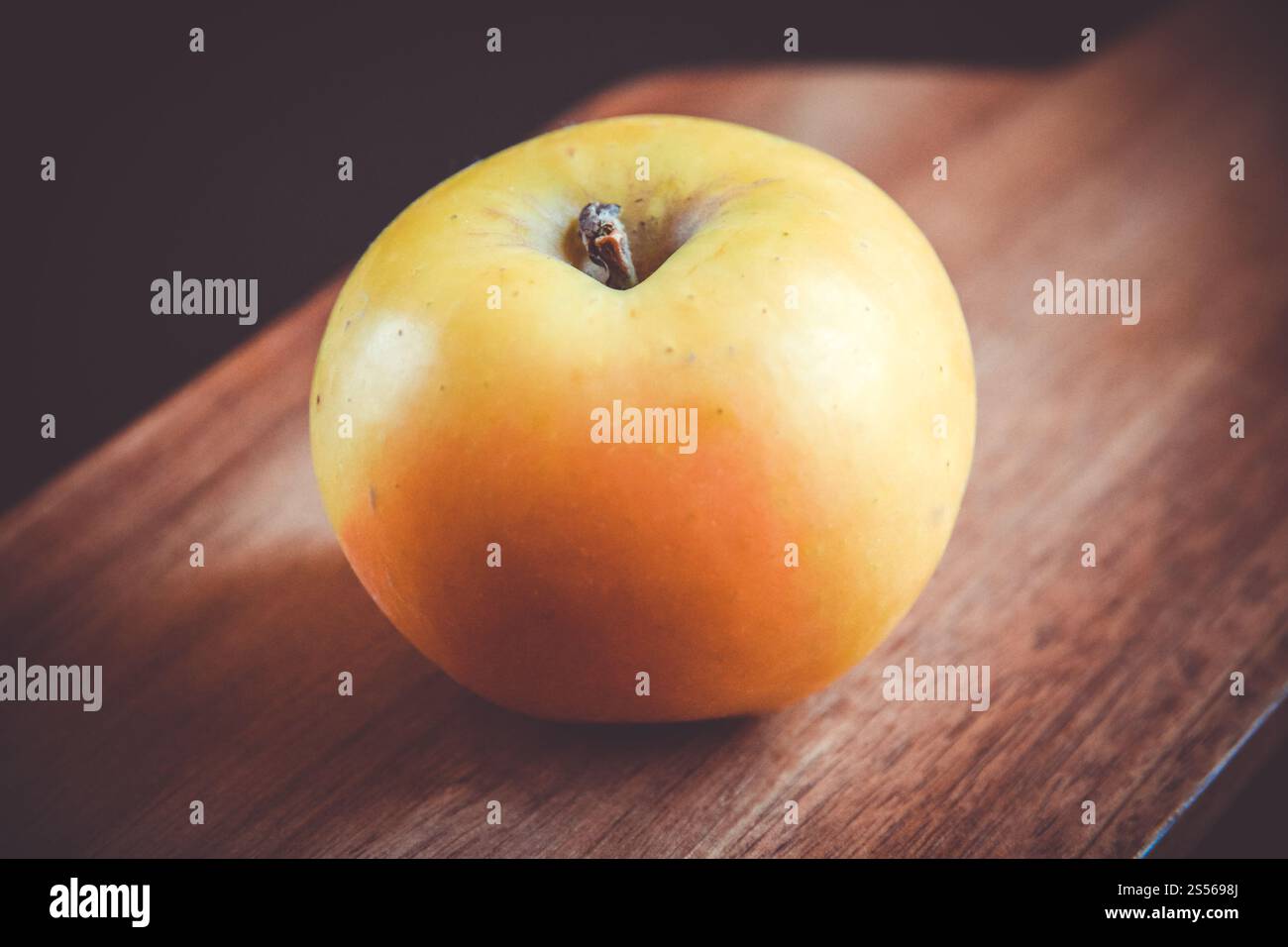 Pomme fraîche biologique sur planche à découper en bois. Pomme sur planche à découper en bois Banque D'Images