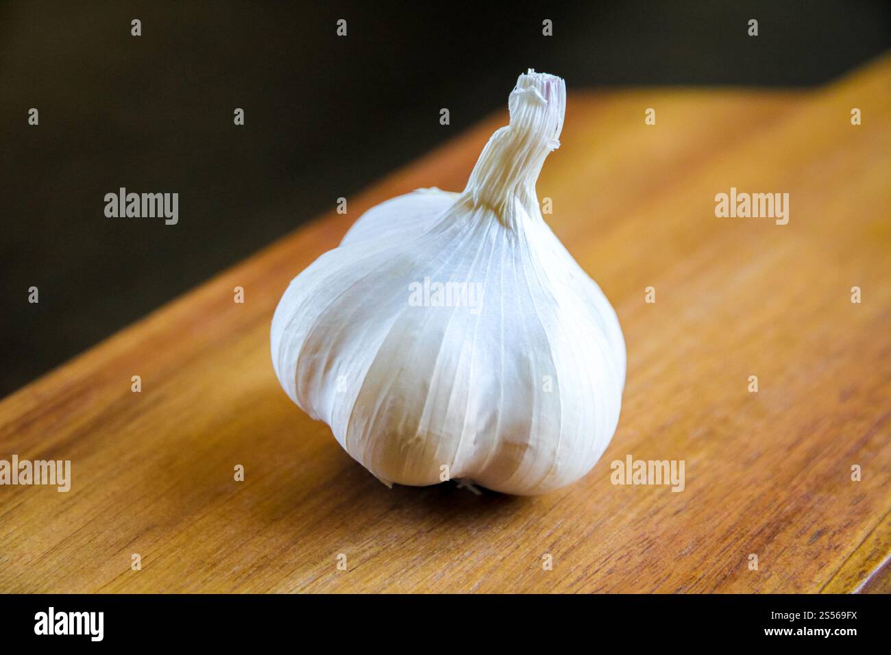 Gousse d'ail fraîche bio sur une planche à découper en bois. Gousse d'ail fraîche bio sur une planche à découper Banque D'Images