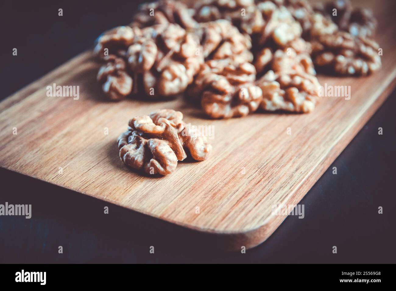 Cerneaux de noix sur une planche à découper en bois. Cerneaux de noix sur une planche à découper Banque D'Images