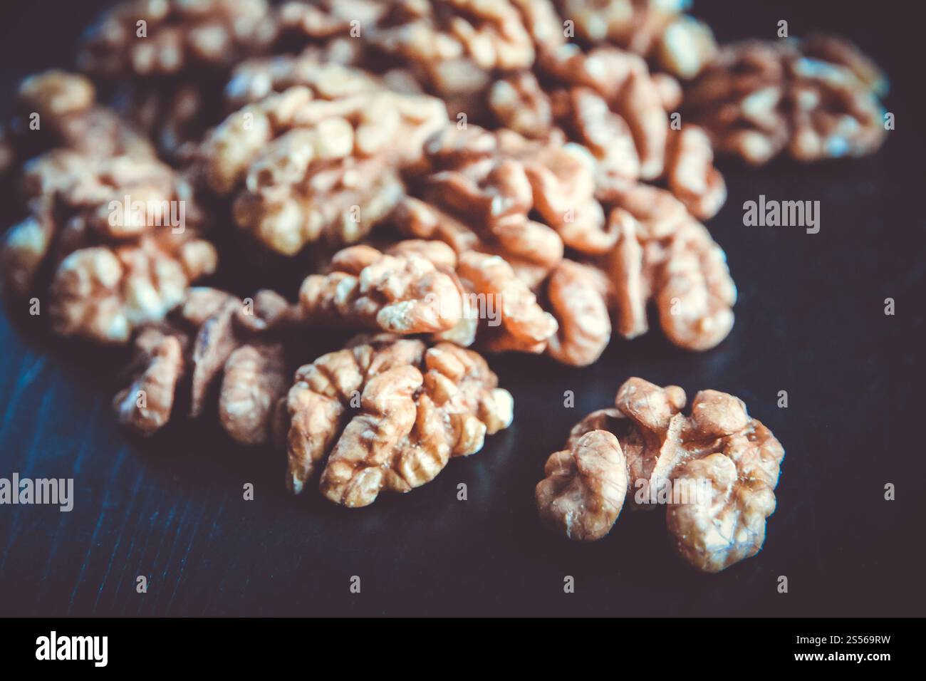 Cerneaux de noix sur une table en bois noir. Gros plan. Cerneaux de noix sur une table noire Banque D'Images
