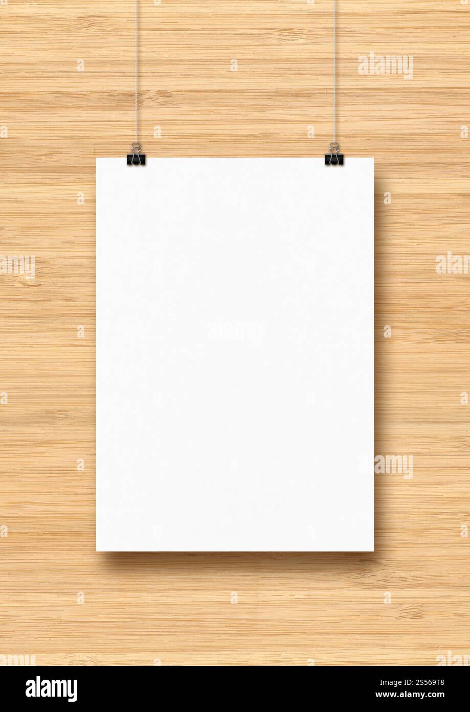 Affiche blanche accrochée sur un mur en bois avec des clips. Modèle de maquette vierge. Affiche blanche accrochée sur un mur en bois avec des clips Banque D'Images