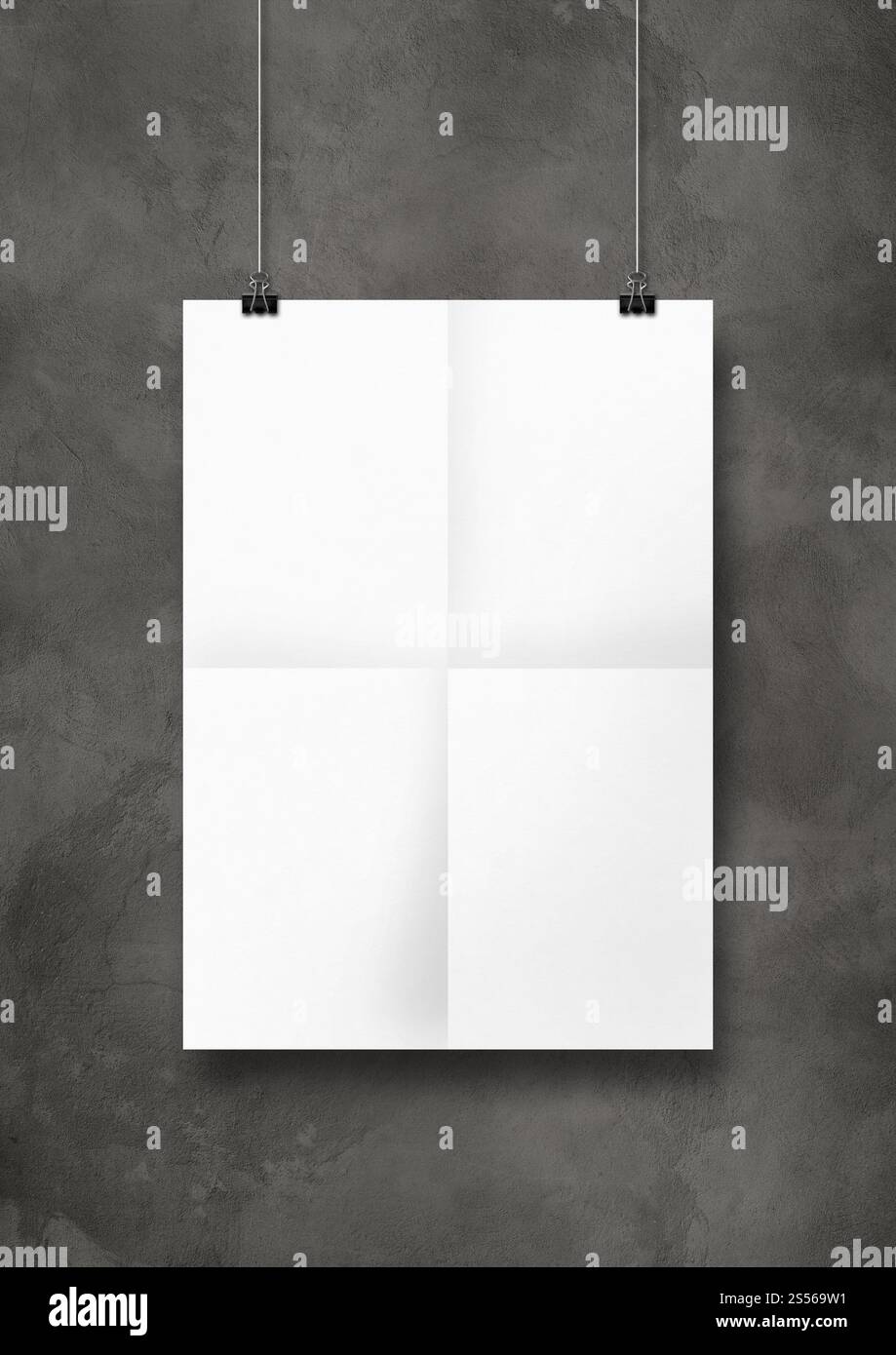 Affiche pliée blanche accrochée sur un mur de béton avec des clips. Modèle de maquette vierge. Affiche pliée blanche accrochée sur un mur de béton avec des clips Banque D'Images