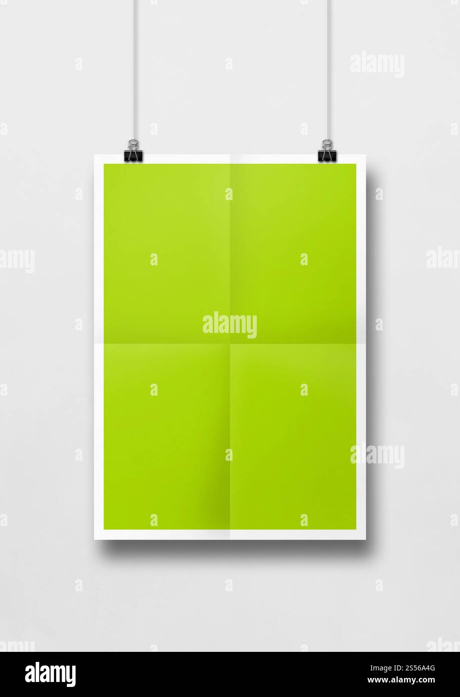 Affiche pliée vert citron accrochée sur un mur blanc avec des clips. Modèle de maquette vierge. Affiche pliée vert citron accrochée sur un mur blanc avec des clips Banque D'Images