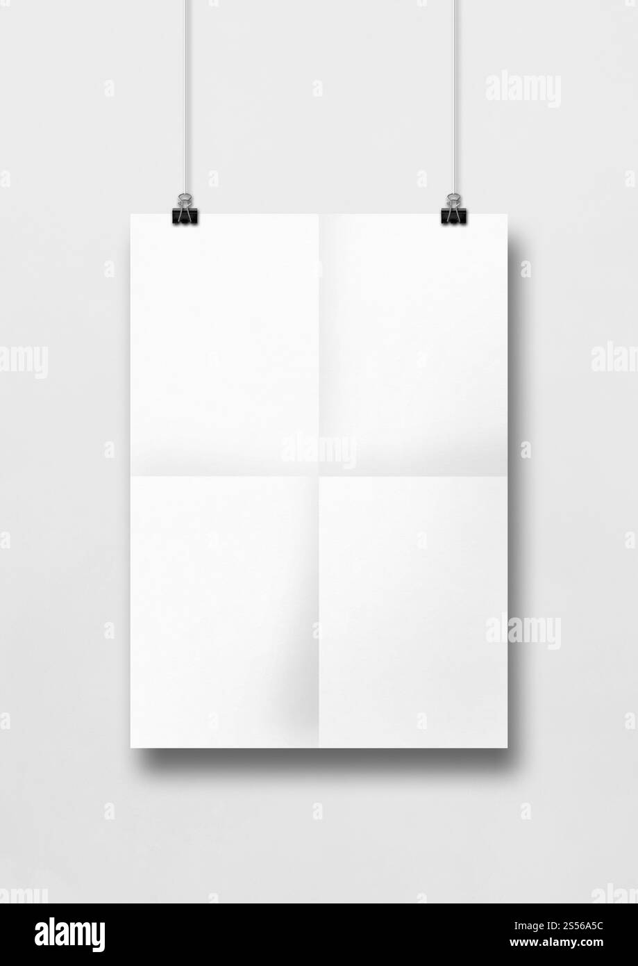 Affiche pliée blanche suspendue sur un mur propre avec des pinces. Modèle de maquette vierge. Affiche pliée blanche suspendue sur un mur propre avec des pinces Banque D'Images