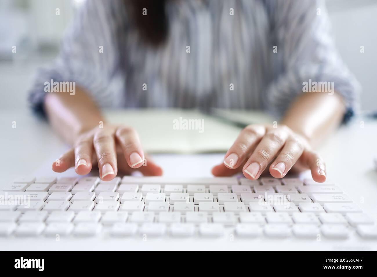 Mains tapant sur le clavier. écrire un blog. Femme mains sur le clavier travaillant à la maison. main sont dans la machine à écrire de doigt Banque D'Images