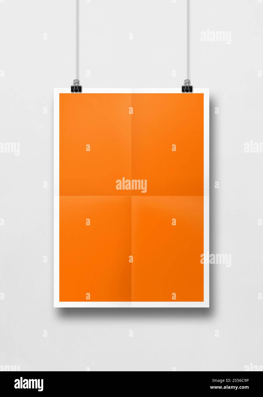 Affiche pliée orange accrochée sur un mur blanc avec des clips. Modèle de maquette vierge. Affiche pliée orange accrochée sur un mur blanc avec des clips Banque D'Images