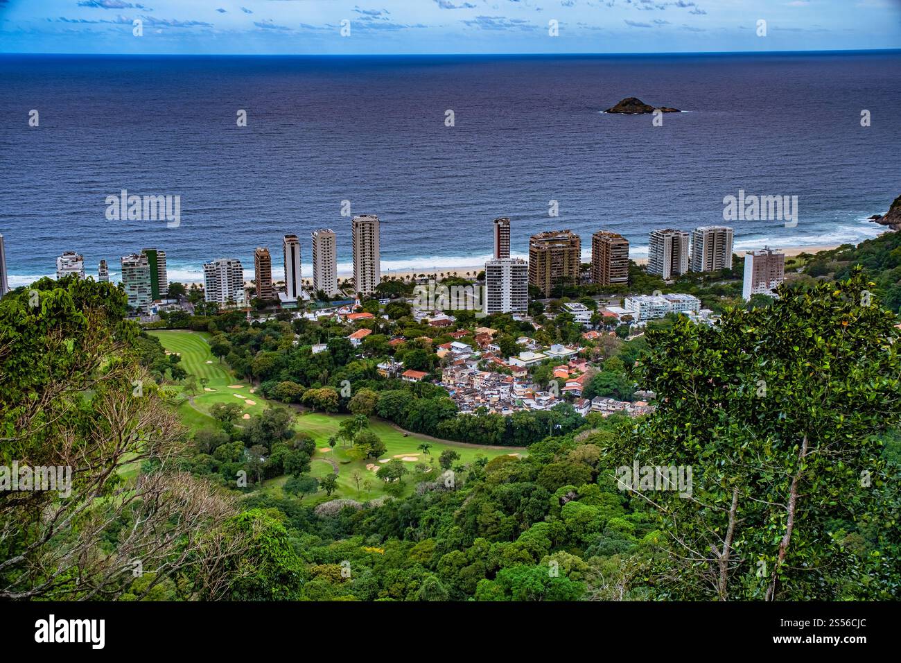 Vista Chinesa, Belvédère à 380m avec un pavillon de style chinois de 1903 avec vue sur les montagnes, la ville et la mer. Prise @Rio de Janeiro, Brésil Banque D'Images