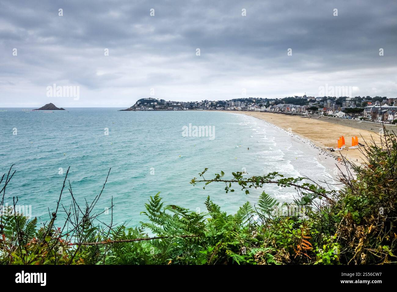 Pleneuf Val André plage, littoral et paysage urbain, Bretagne, France. Pleneuf Val André plage et paysage urbain, Bretagne, France Banque D'Images