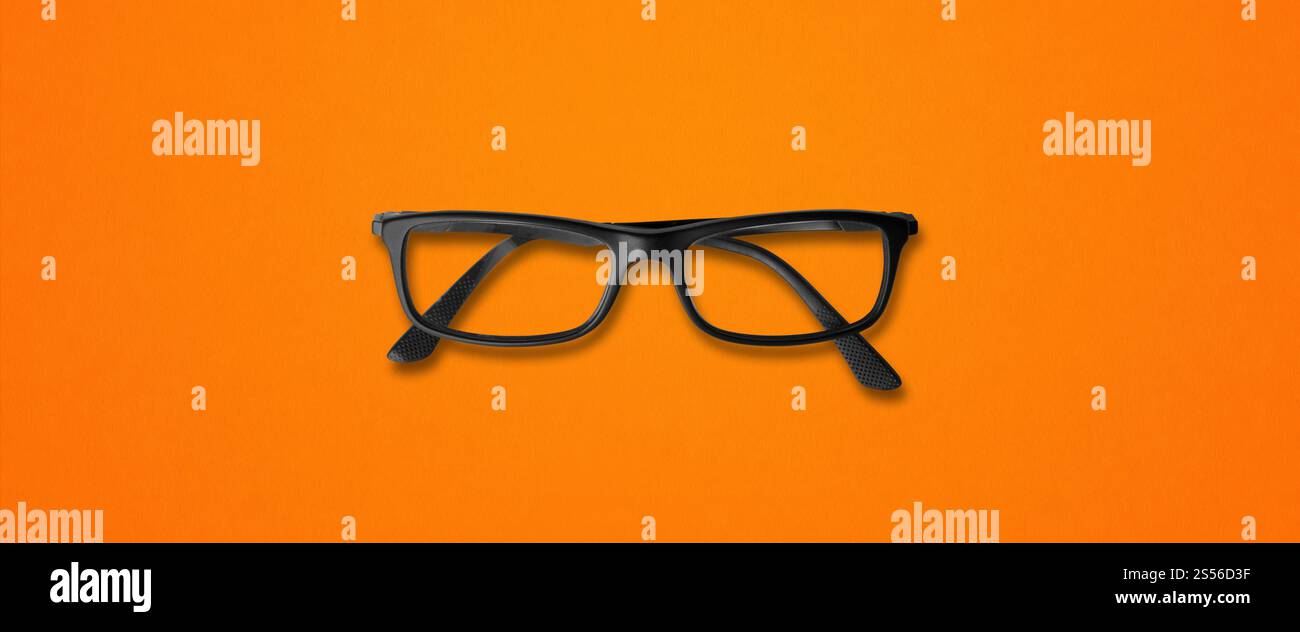 Lunettes noires isolées sur une bannière de fond orange. Lunettes noires isolées sur bannière orange Banque D'Images