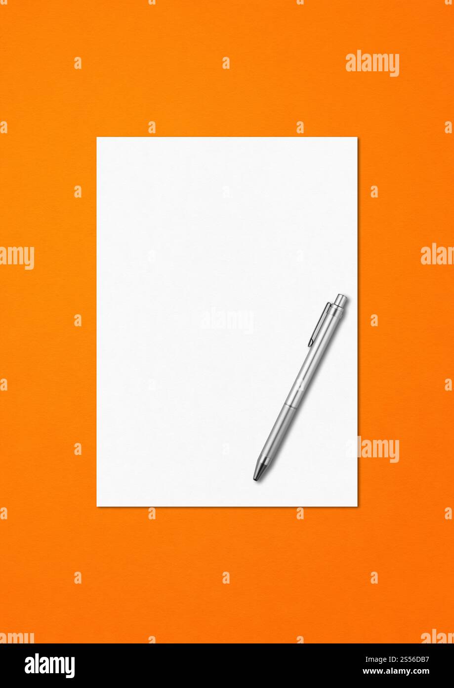 Feuille de papier A4 vierge et modèle de maquette de stylo isolé sur fond orange. Feuille de papier blanc A4 vierge et modèle de maquette de stylo sur fond orange Banque D'Images