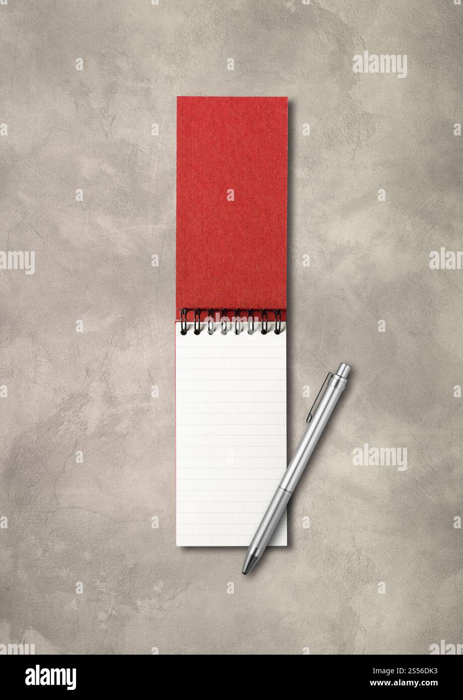 Cahier à spirale ouvert vierge et maquette de stylo isolé sur fond de béton. Cahier à spirale ouvert vierge et stylo isolé sur fond de béton Banque D'Images