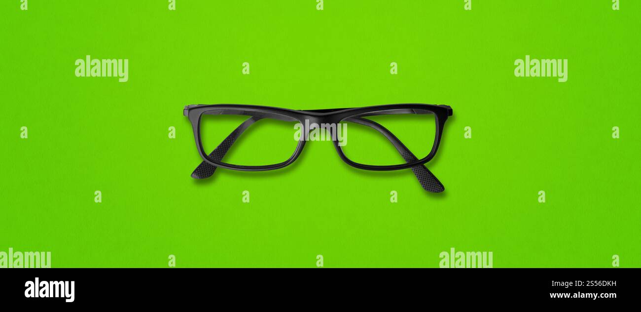Lunettes noires isolées sur la bannière de fond vert. Lunettes noires isolées sur bannière verte Banque D'Images