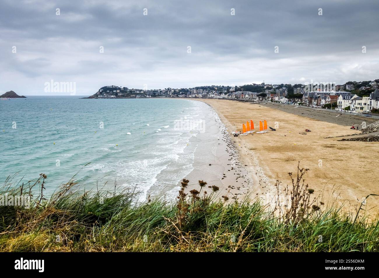 Pleneuf Val André plage, littoral et paysage urbain, Bretagne, France. Pleneuf Val André plage et paysage urbain, Bretagne, France Banque D'Images
