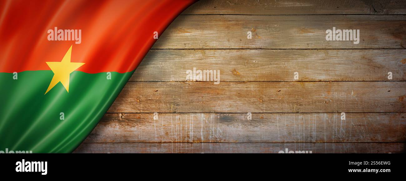 Drapeau du Burkina Faso sur le mur de bois vintage. Bannière panoramique horizontale. Drapeau du Burkina Faso sur la bannière murale en bois vintage Banque D'Images