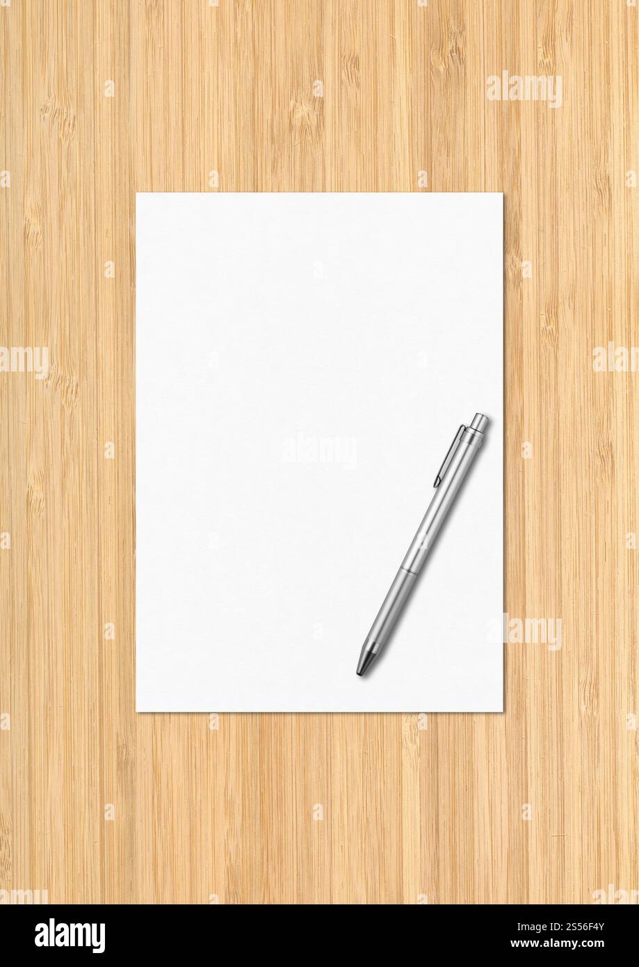 Feuille de papier A4 vierge et modèle de maquette de stylo isolé sur fond en bois. Feuille de papier blanc A4 vierge et modèle de maquette de stylo sur fond en bois Banque D'Images