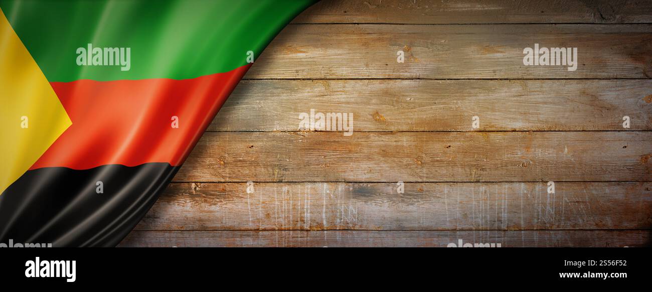 Drapeau Azawad MNLA sur mur de bois vintage. Bannière panoramique horizontale. Drapeau Azawad MNLA sur bannière murale en bois vintage Banque D'Images