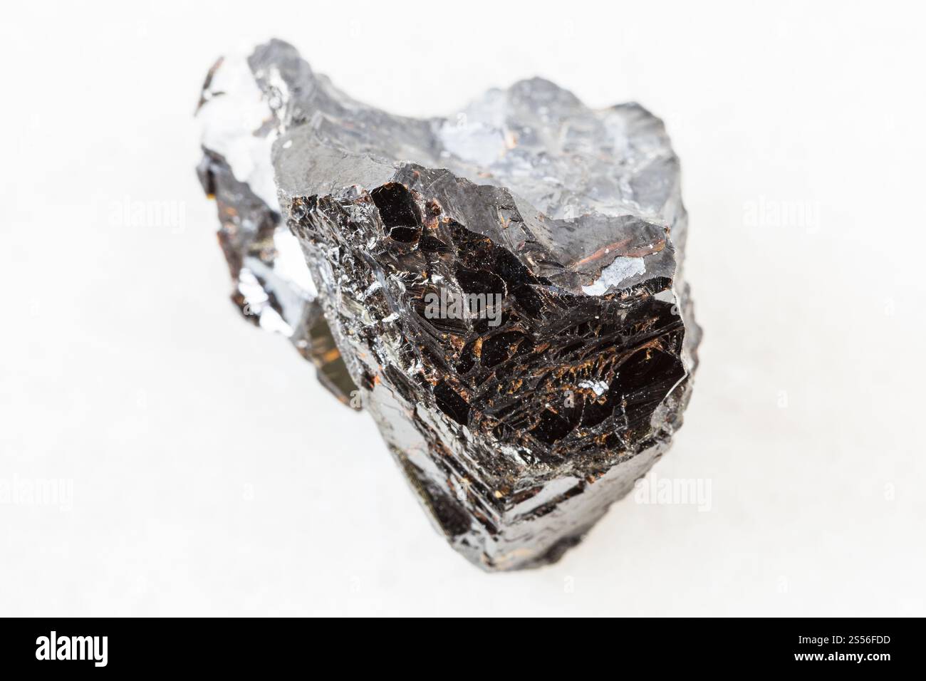 Gros plan de l'échantillon de minéral naturel de la collection géologique - roche Sphalerite non polie (zink blende) sur fond de marbre blanc de Banque D'Images