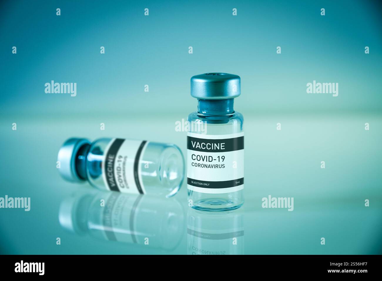 Flacons de vaccin COVID-19 sur fond bleu de laboratoire. Flacons de vaccin COVID-19 sur fond bleu Banque D'Images