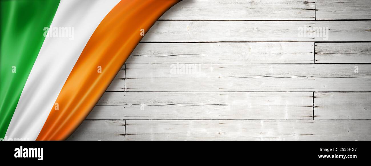 Drapeau de l'Irlande sur le vieux mur blanc. Bannière panoramique horizontale. Drapeau irlandais sur la vieille bannière murale blanche Banque D'Images