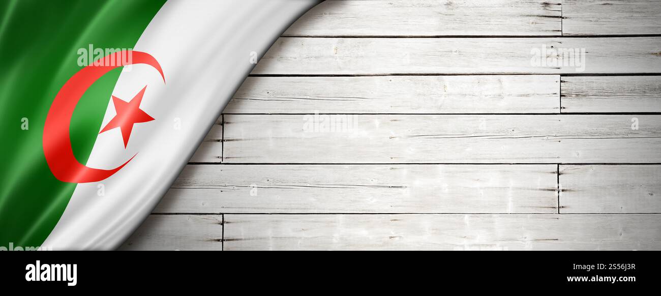 Drapeau algérien sur vieux mur blanc. Bannière panoramique horizontale. Drapeau algérien sur la vieille bannière murale blanche Banque D'Images