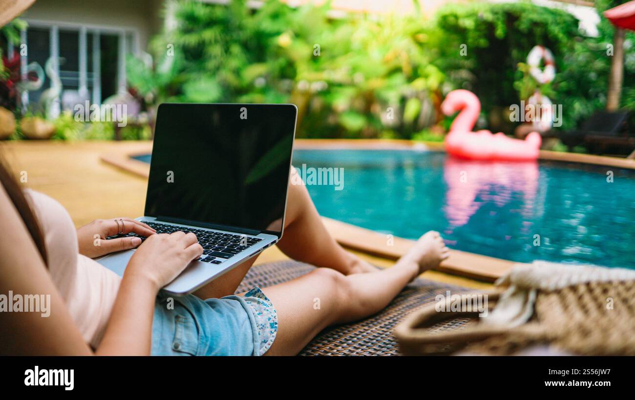 Vacances Travelling Laptop Technology concept femme travaillant sur son ordinateur portable en vacances à distance travail en ligne numérique Freelance concept de travail Banque D'Images