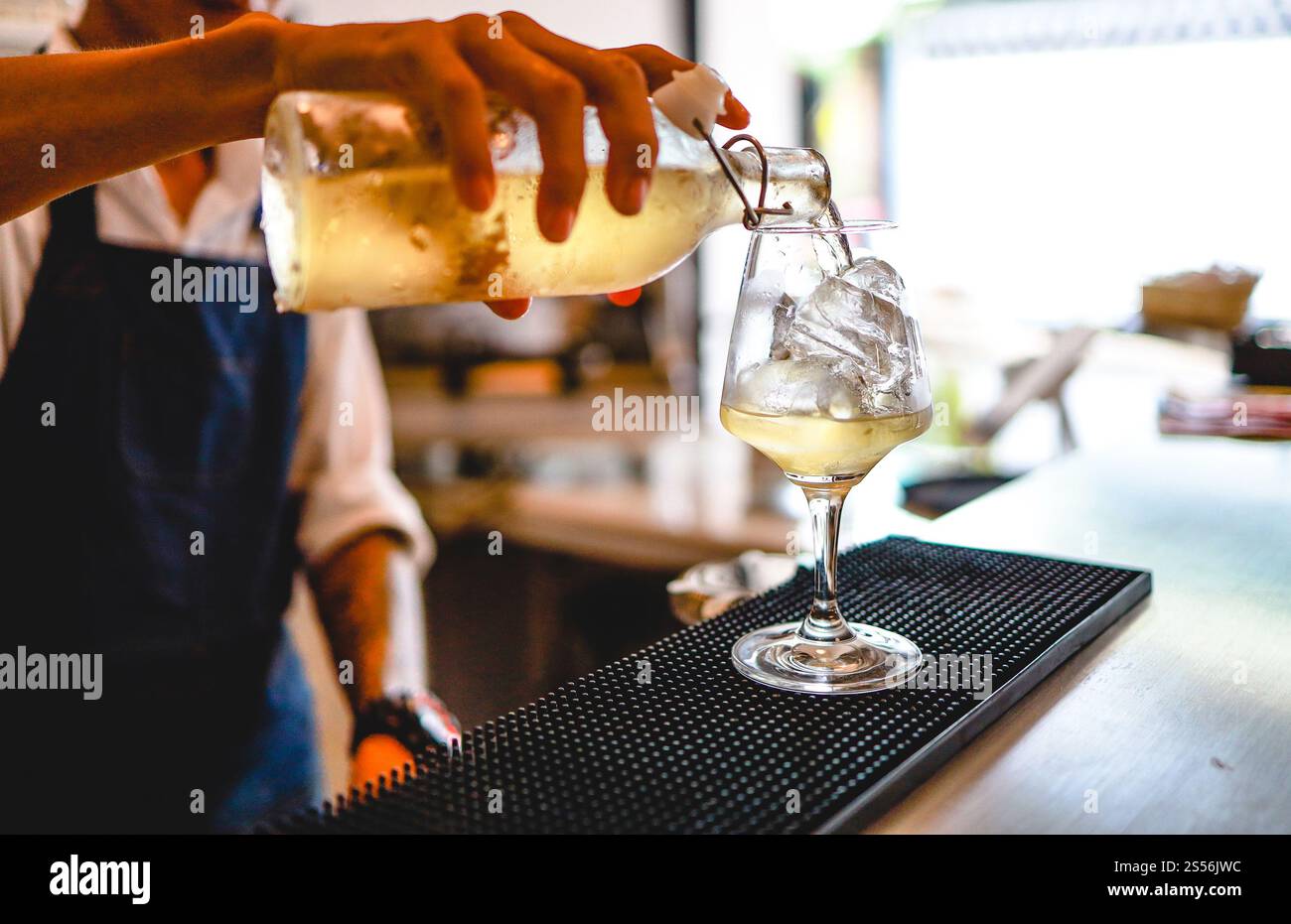 Un barman expert prépare une boisson alcoolisée cocktail à la discothèque. Barman professionnel prépare un cocktail Banque D'Images