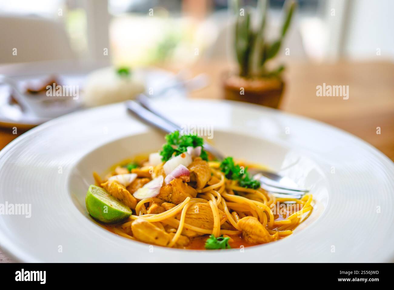 Délicieux spaghetti dans le restaurant. Fusion Food pâtes spaghetti savoureuses Banque D'Images