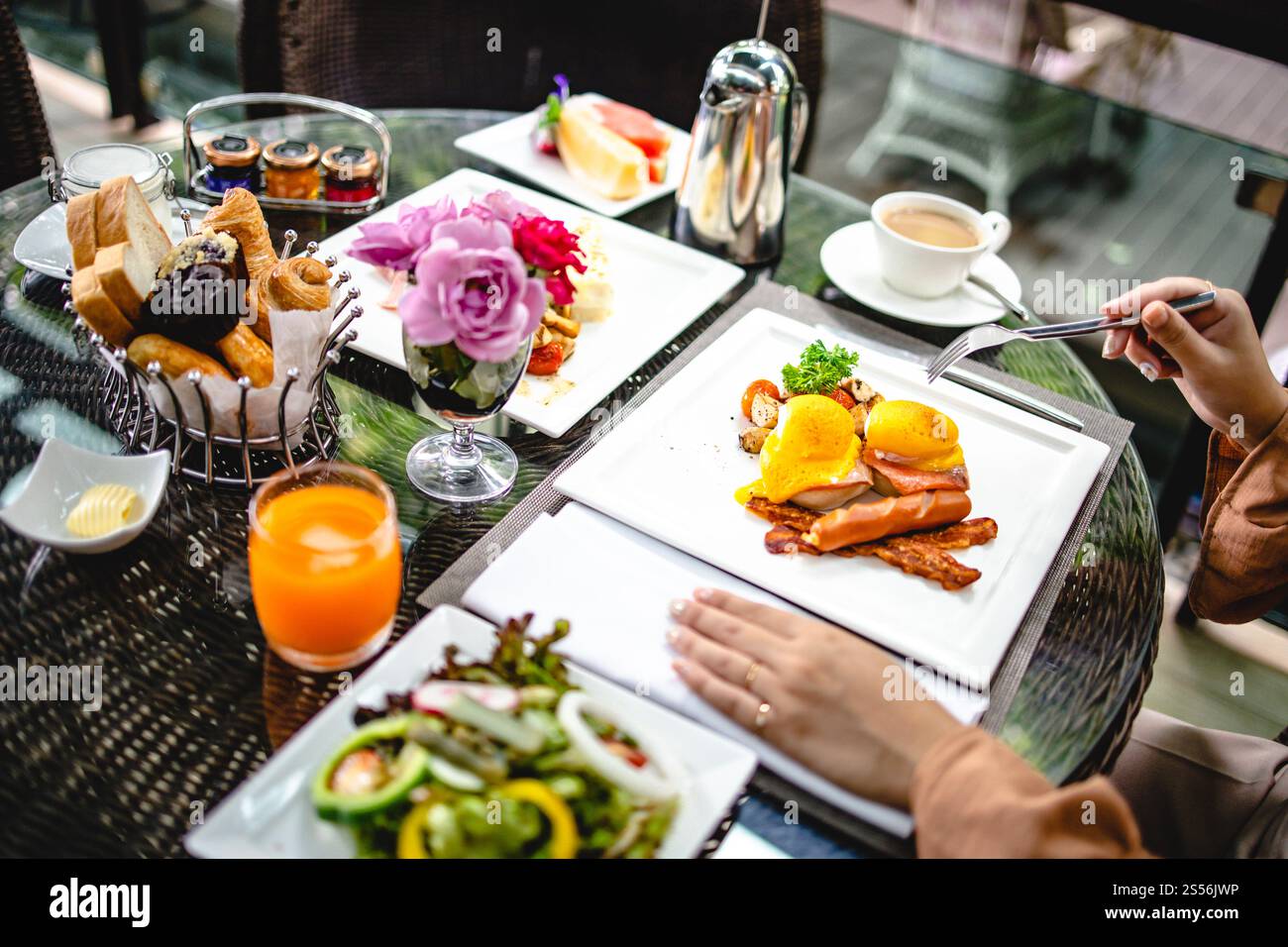 Petit déjeuner américain complet énorme petit déjeuner sain sur une table avec du café petit déjeuner servi avec du café petit déjeuner anglais avec des croissants aux œufs frits Banque D'Images