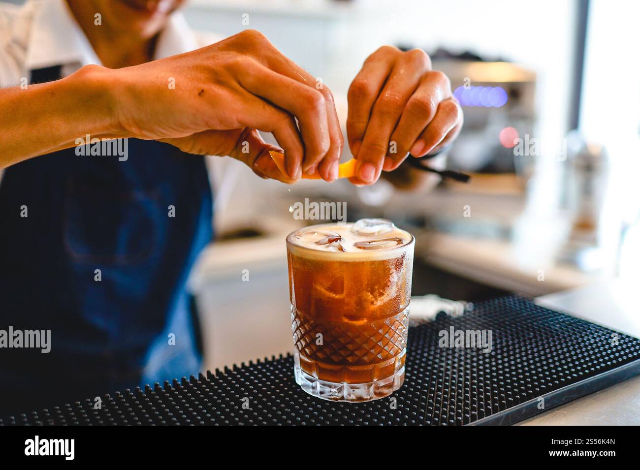 Un barman expert prépare une boisson alcoolisée cocktail à la discothèque. Barman professionnel prépare un cocktail Banque D'Images