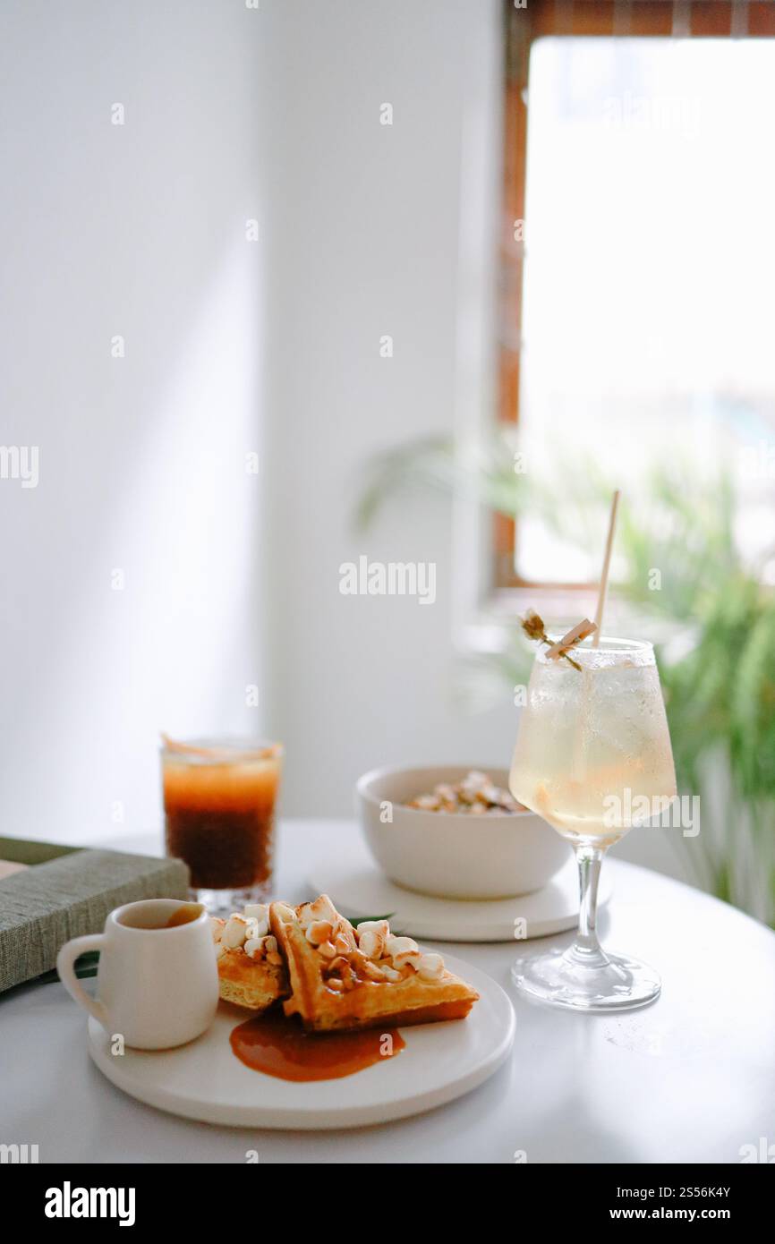 Bol de petit déjeuner sain yaourt granola Clean manger concept de nourriture végétarienne Banque D'Images