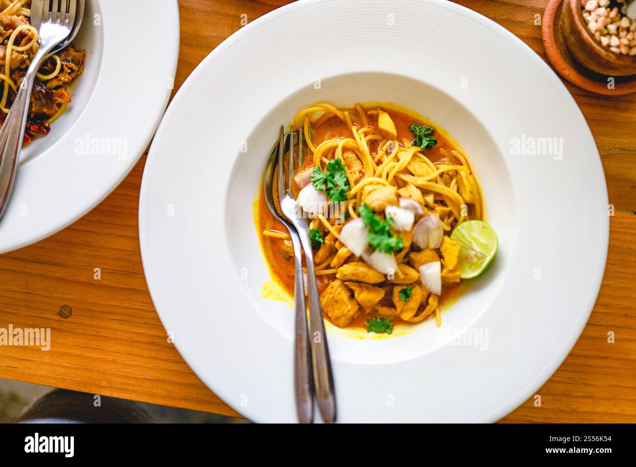 Délicieux spaghetti dans le restaurant. Fusion Food pâtes spaghetti savoureuses Banque D'Images