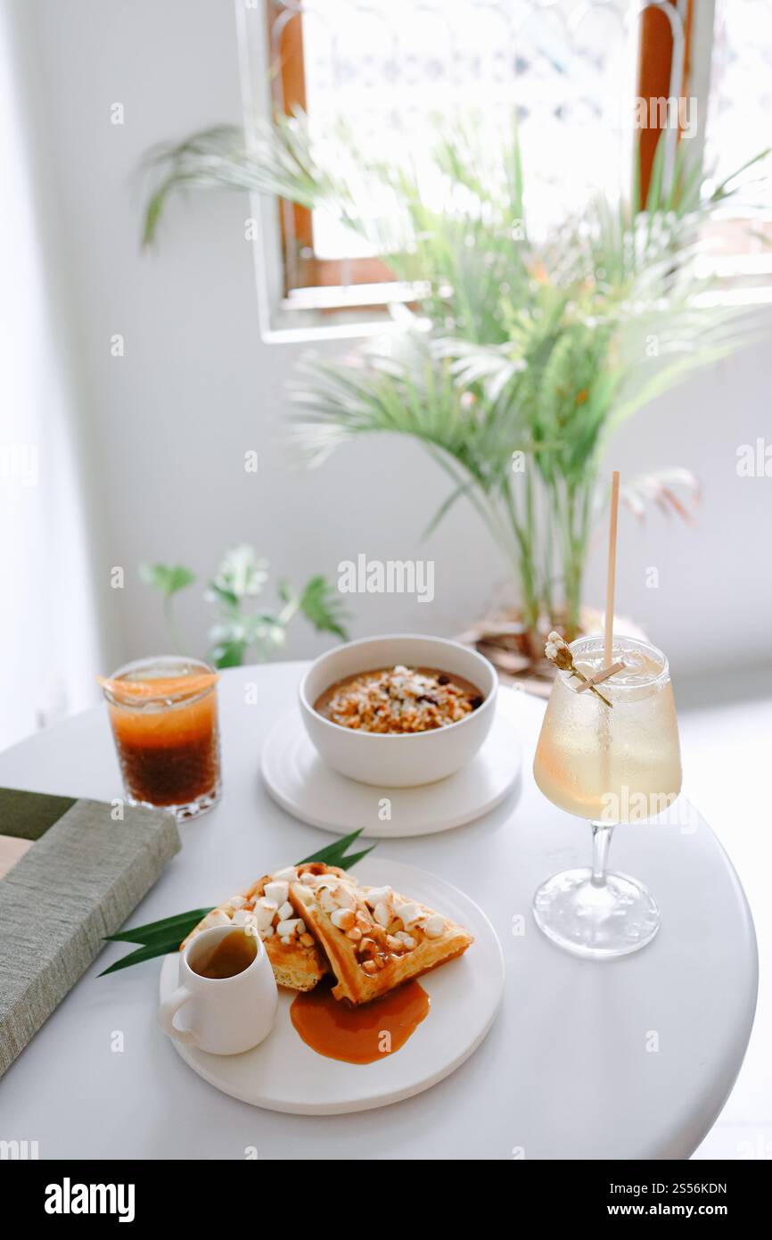 Bol de petit déjeuner sain yaourt granola Clean manger concept de nourriture végétarienne Banque D'Images