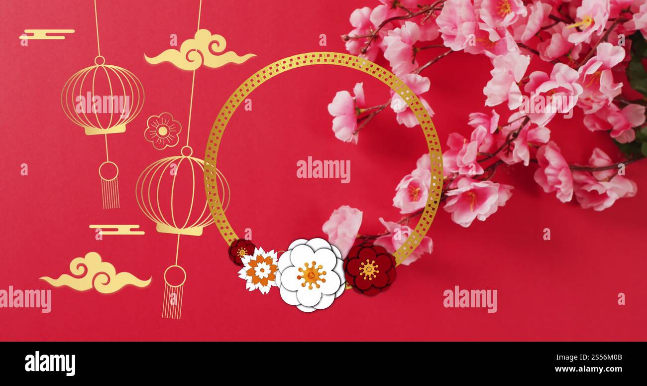 Image de décorations traditionnelles chinoises et de fleurs sur fond rouge Banque D'Images