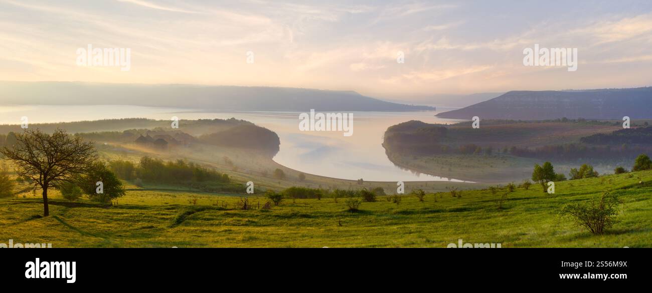 Bakota ( est un site historique submergé par Dnister River Waters Settlement) matin misty Spring panorama (Khmelnytskyi Oblast, Ukraine) Banque D'Images