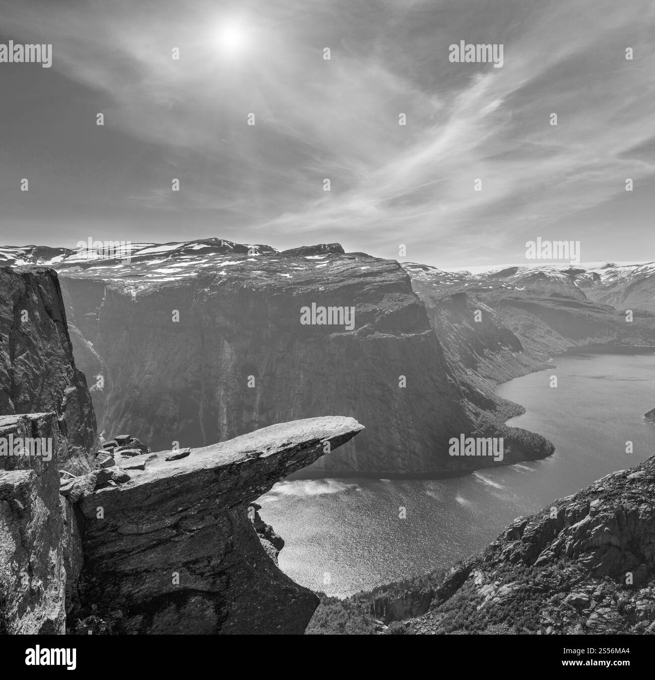 Niveaux de gris. Vue ensoleillée d'été de Trolltunga (célèbre destination norvegienne de la langue Trolls) et le lac Ringedalsvatnet à Odda, Roldal, Norvège. Banque D'Images