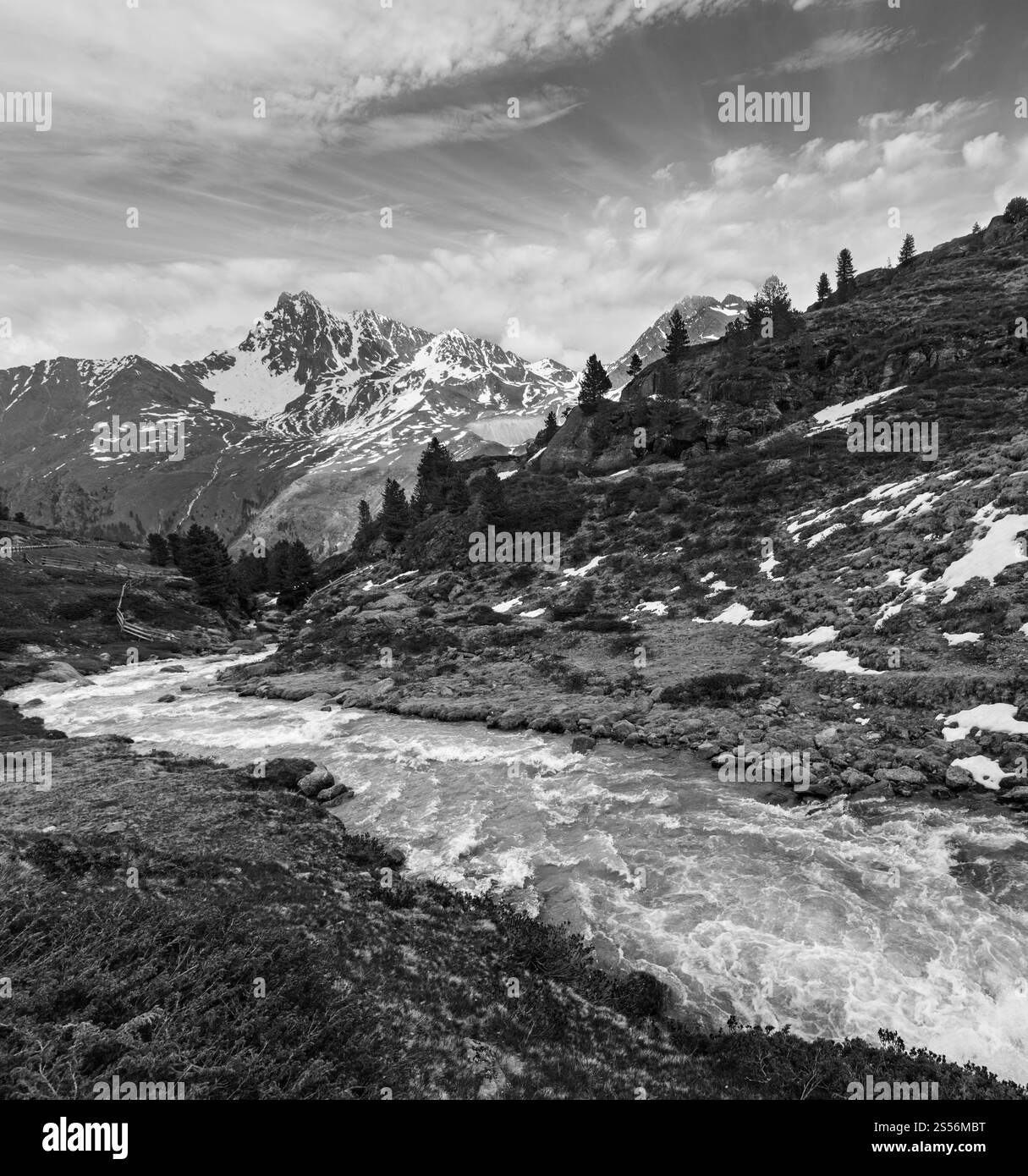 Niveaux de gris. Cours d'eau des Alpes d'été en route vers Kaunertal Gletscher, Autriche, Tyrol. Banque D'Images