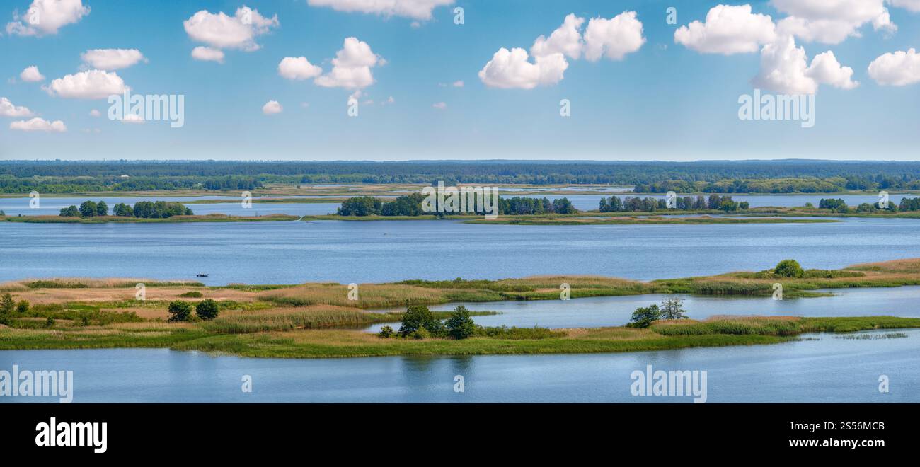Paysage panoramique d'été de la rivière Dnipro, réservoir d'eau de Kaniv, région de Kiev, Ukraine. Banque D'Images