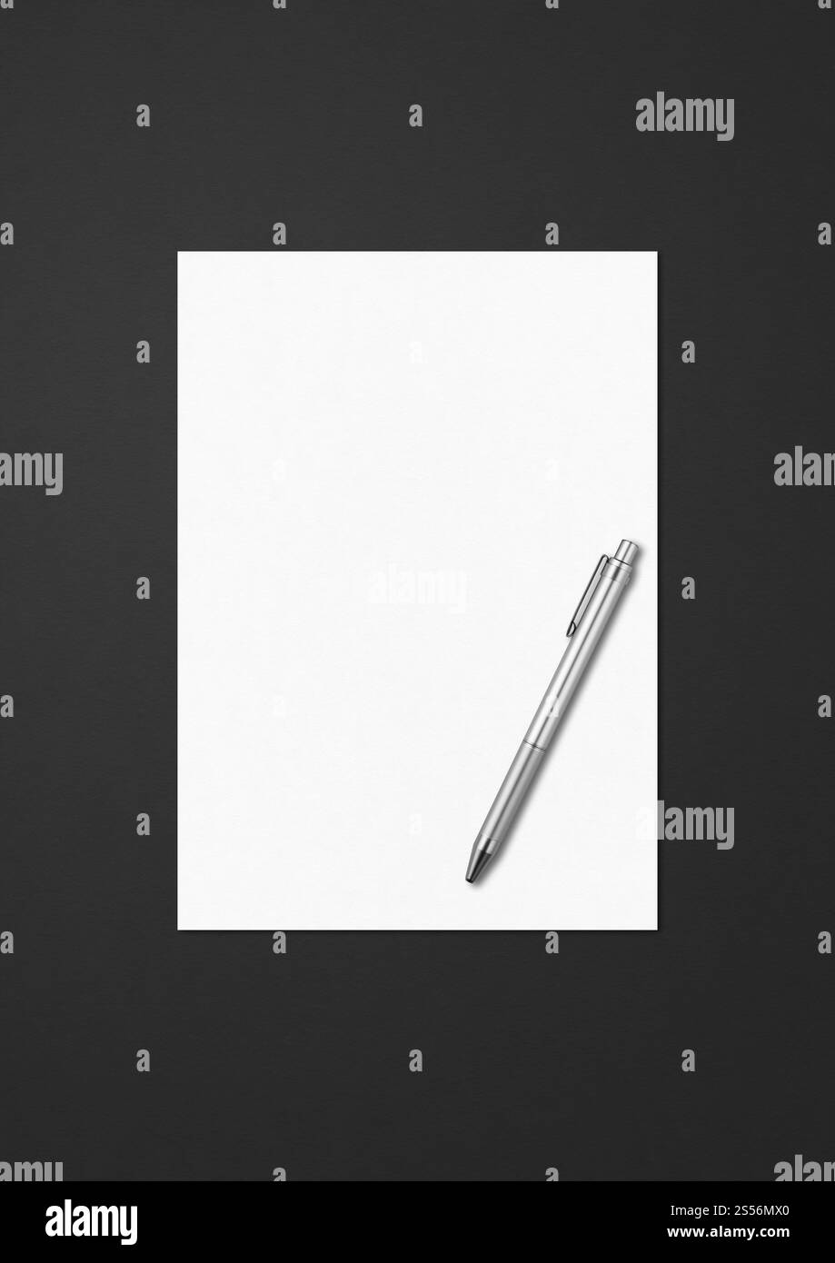 Feuille de papier A4 vierge et modèle de maquette de stylo isolé sur fond noir. Feuille de papier blanc A4 vierge et modèle de maquette de stylo sur fond noir Banque D'Images