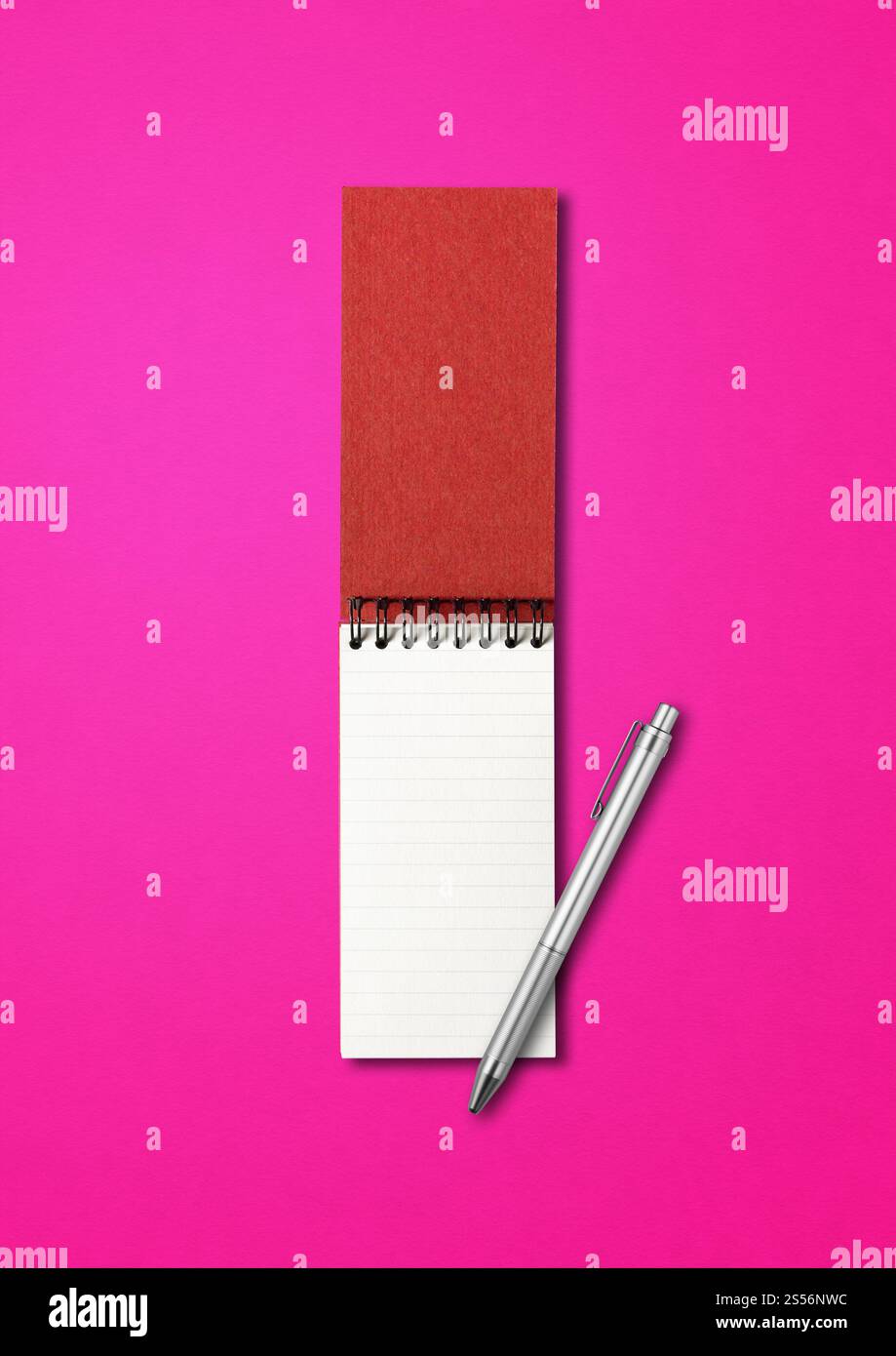 Cahier à spirale ouvert vierge et maquette de stylo isolé sur rose. Cahier à spirale ouvert vierge et stylo isolé sur rose Banque D'Images