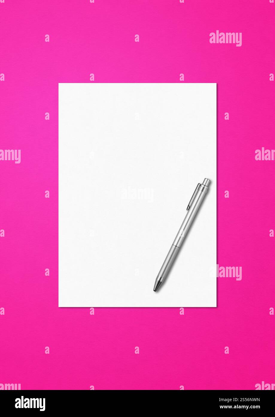 Feuille de papier A4 vierge et modèle de maquette de stylo isolé sur fond rose. Feuille de papier blanc A4 vierge et modèle de maquette de stylo sur fond rose Banque D'Images