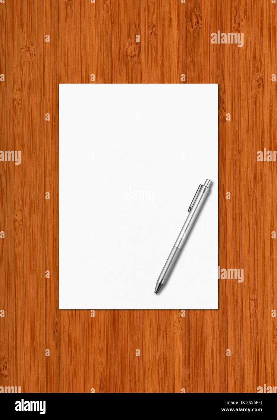 Feuille de papier A4 vierge et modèle de maquette de stylo isolé sur fond de bois foncé. Feuille de papier blanc A4 vierge et modèle de maquette de stylo sur bois foncé Banque D'Images