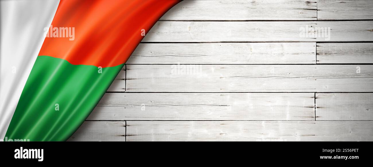 Drapeau de Madagascar sur vieux mur blanc. Bannière panoramique horizontale. Drapeau de Madagascar sur la vieille bannière murale blanche Banque D'Images