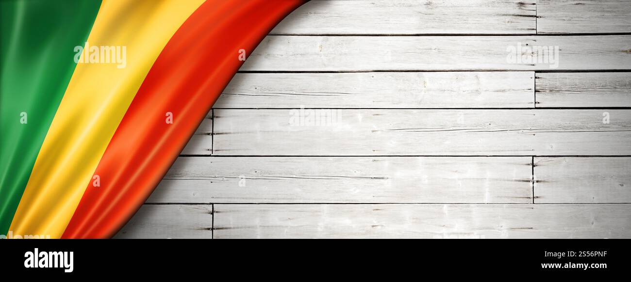 Drapeau du Mali sur vieux mur blanc. Bannière panoramique horizontale. Drapeau du Mali sur la vieille bannière murale blanche Banque D'Images