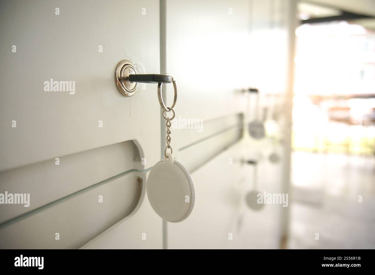Clé dans le trou de serrure de la porte du casier. Touches coincées dans un verrou espace pour le texte Banque D'Images