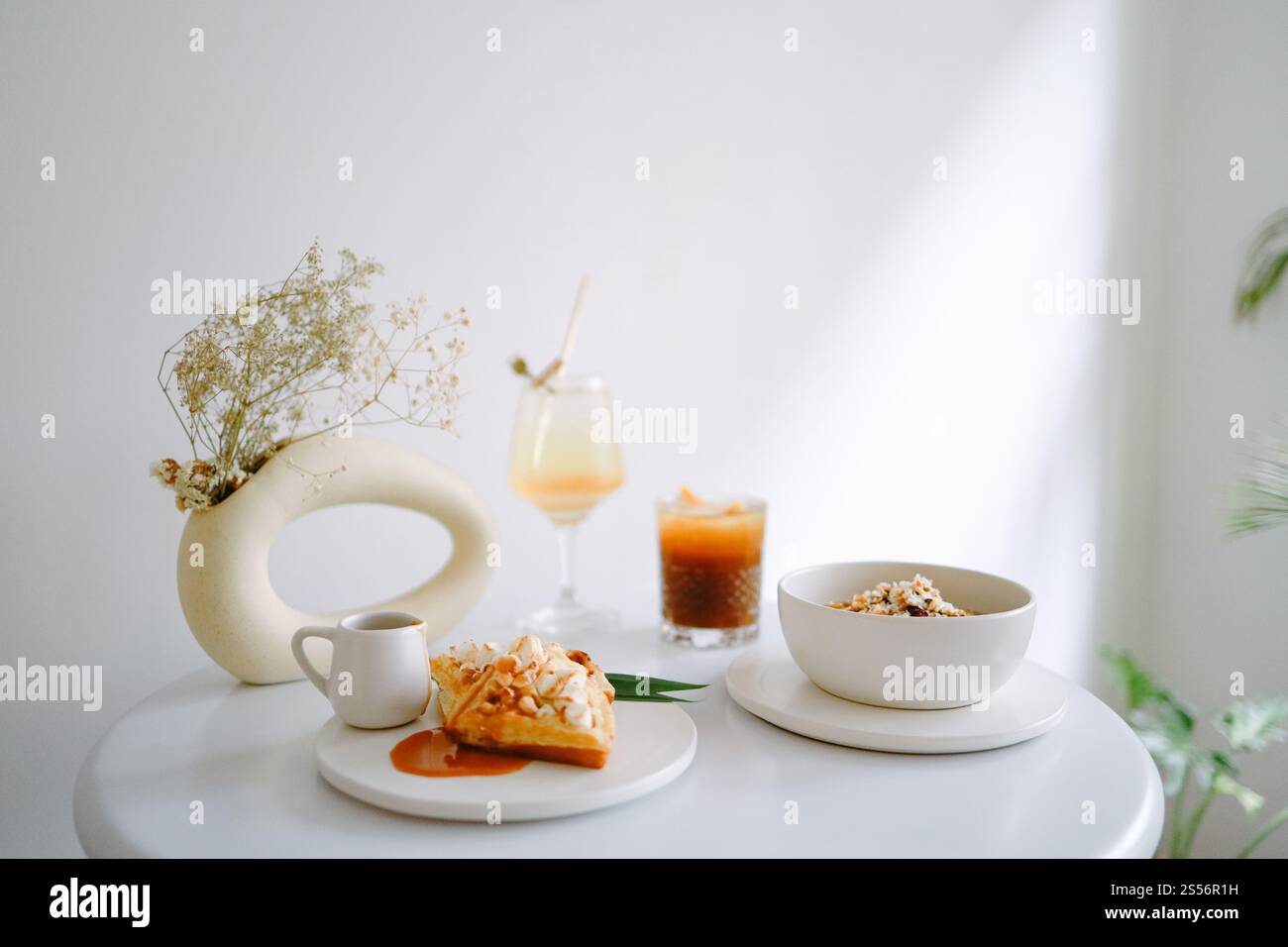 Bol de petit déjeuner sain yaourt granola Clean manger concept de nourriture végétarienne Banque D'Images