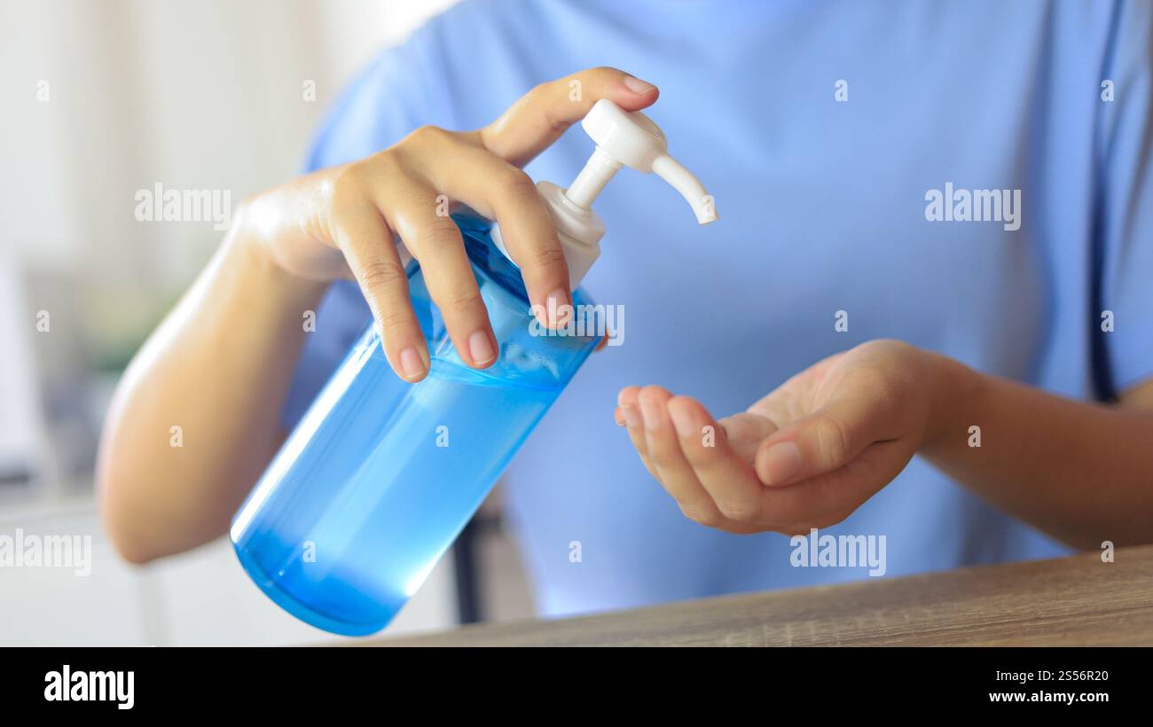 Main appliquant le gel d'alcool Sanitazer liquide nettoyage des mains pour prévenir le virus corona covid-19. Gel gel de gel d'alcool désinfectant pour les mains pour femme pour l'hygiène des mains Banque D'Images
