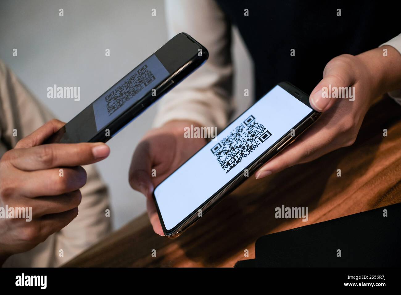 Paiement par code QR. Femme scannant le code QR concept de technologie Cashless d'achat en ligne Banque D'Images
